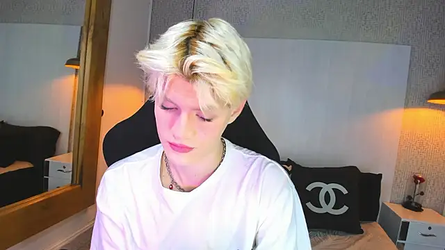 VladHellsing4 online show from February 25, 1:54 pm