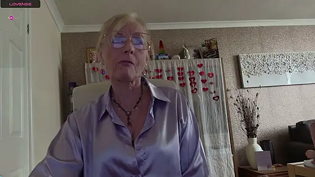 TopazCamgirl online show from April 17, 3:04 pm