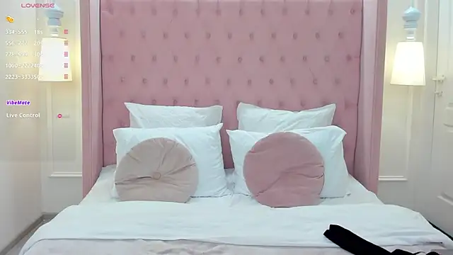 Snapshot of MilaVoxx chatting on December 4, 6:11 am MilaVoxx online show from December 4, 6:11 am