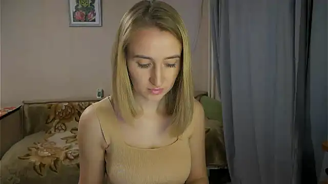 Snapshot of Sophiloren chatting on December 5, 11:05 am Sophiloren online show from December 5, 11:05 am