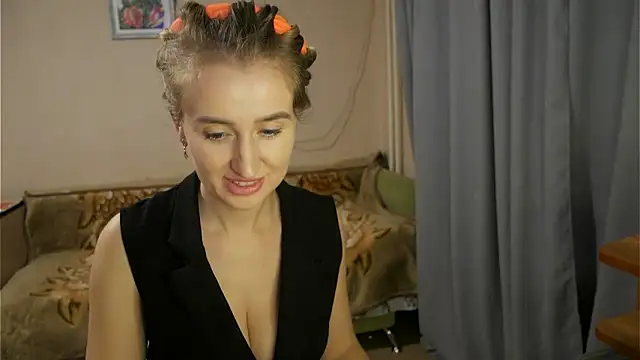 Snapshot of Sophiloren chatting on January 21, 6:45 pm Sophiloren online show from January 21, 6:45 pm