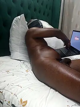 Snapshot of MUVENDA37 chatting on December 22, 8:06 pm MUVENDA37 online show from December 22, 8:06 pm