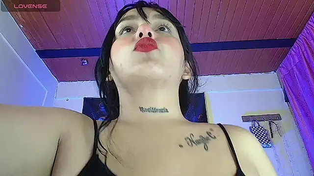 pocahonta89 online show from November 16, 3:23 am