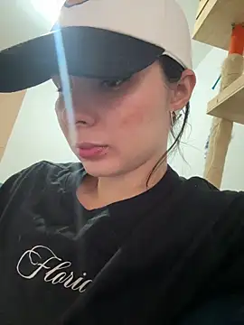 Snapshot of SofiaG_ chatting on February 4, 2:10 pm SofiaG online show from February 4, 2:10 pm