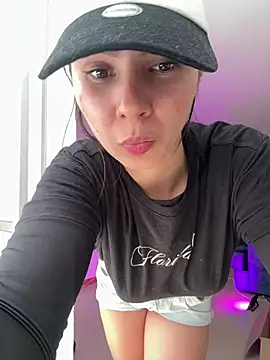 Snapshot of SofiaG_ chatting on February 4, 5:12 pm SofiaG online show from February 4, 5:12 pm