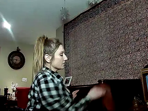 lilyhornyhousewife online show from December 3, 11:44 am