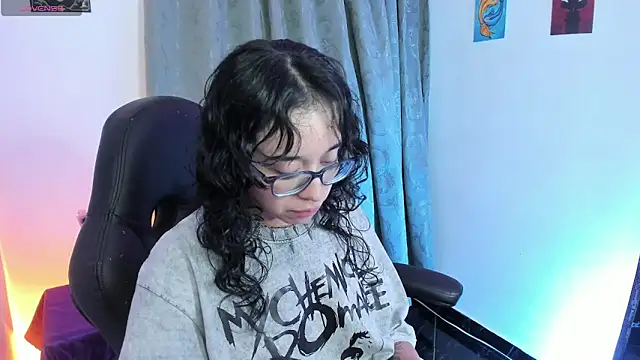 Snapshot of indra_cam chatting on May 28, 3:37 am indra cam online show from May 28, 3:37 am