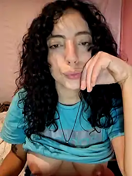 Snapshot of Sweet-diamondxxx chatting on October 23, 5:33 pm Sweet-diamondxxx online show from October 23, 5:33 pm