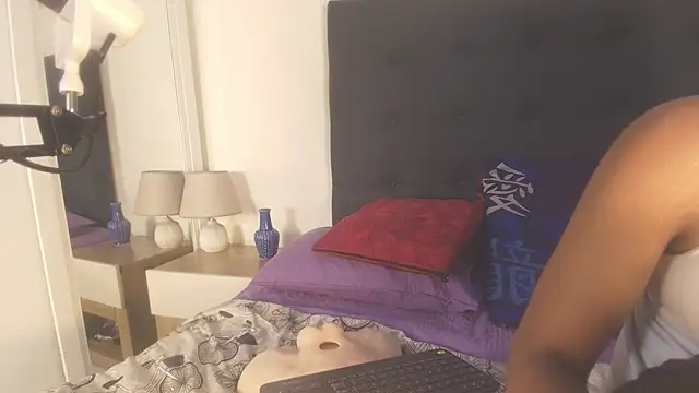 Evelonga 707 online show from February 13, 7:10 pm