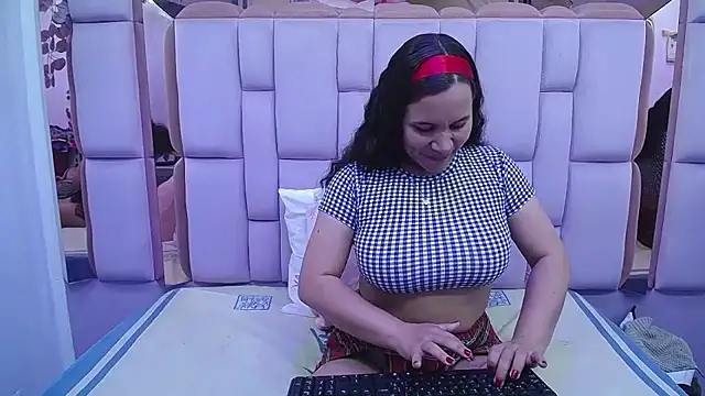 Saylor Lee22 online show from May 6, 3:24 am