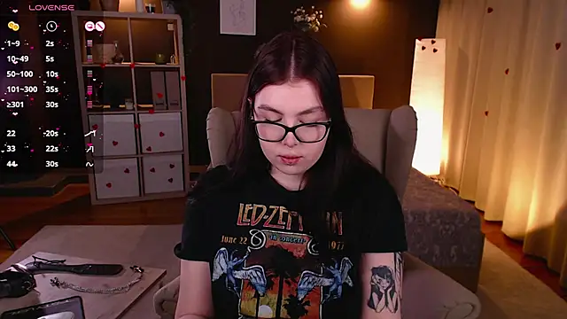 Snapshot of Arizonaa_Muse chatting on February 21, 12:27 am Arizonaa Muse online show from February 21, 12:27 am