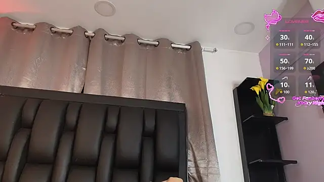 SaraRoy  online show from June 8, 11:05 pm