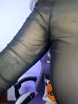 Snapshot of Aria_Bennett21 chatting on February 14, 7:27 am Aria Bennett21 online show from February 14, 7:27 am