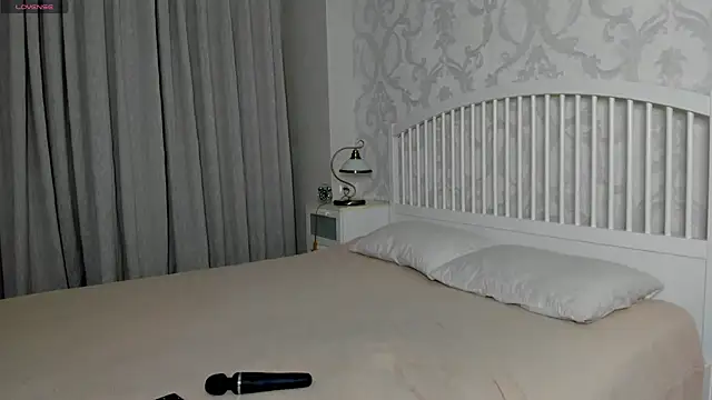 Eva  Lewis online show from April 25, 1:41 pm