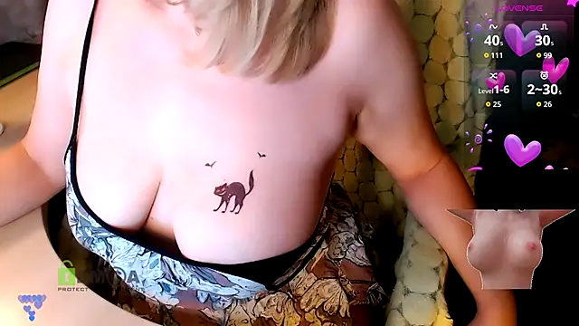 Snapshot of _-Luna-_ chatting on October 31, 8:43 pm -Luna- online show from October 31, 8:43 pm