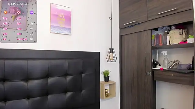 Snapshot of sweet_abby1 chatting on December 18, 12:18 pm sweet abby1 online show from December 18, 12:18 pm