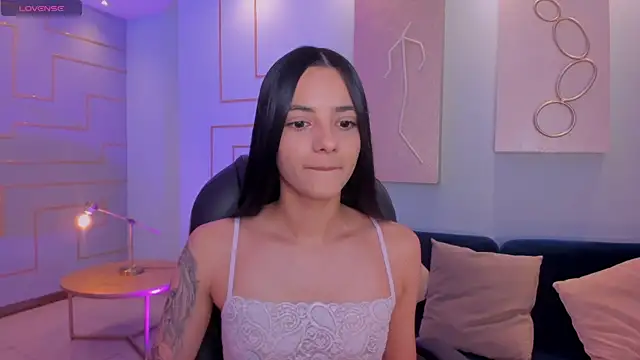 Snapshot of HannahJamesX chatting on February 5, 6:48 pm HannahJamesX online show from February 5, 6:48 pm