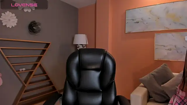 Snapshot of HannahJamesX chatting on February 10, 5:41 pm HannahJamesX online show from February 10, 5:41 pm