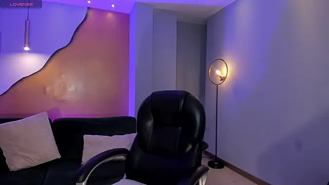 Snapshot of HannahJamesX chatting on February 20, 6:57 pm HannahJamesX online show from February 20, 6:57 pm