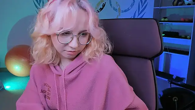 Snapshot of JasmineMilko chatting on February 7, 8:11 am JasmineMilko online show from February 7, 8:11 am