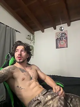 Snapshot of Valentino_Xander chatting on October 29, 1:19 am Valentino Xander online show from October 29, 1:19 am