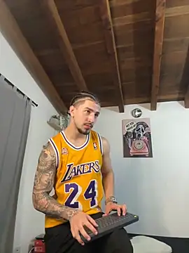 Snapshot of Valentino_Xander chatting on November 7, 11:27 pm Valentino Xander online show from November 7, 11:27 pm