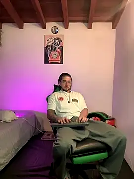 Snapshot of Valentino_Xander chatting on December 16, 1:21 am Valentino Xander online show from December 16, 1:21 am