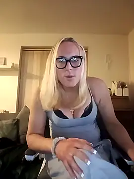 Snapshot of Connie_Pepper chatting on February 23, 8:44 pm Connie Pepper online show from February 23, 8:44 pm