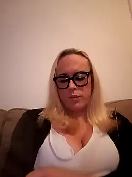 Snapshot of Connie_Pepper chatting on March 10, 2:06 am Connie Pepper online show from March 10, 2:06 am