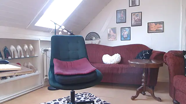 Snapshot of GinaBlonde chatting on February 1, 2:24 pm GinaBlonde online show from February 1, 2:24 pm