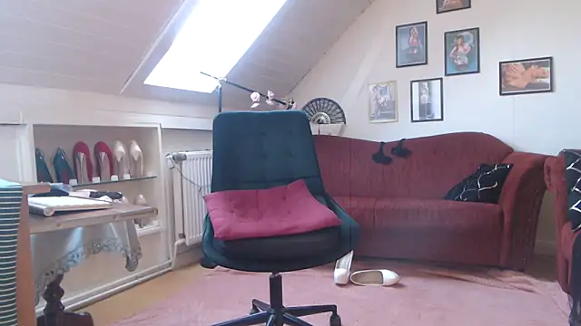 Snapshot of GinaBlonde chatting on March 4, 7:51 am GinaBlonde online show from March 4, 7:51 am