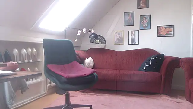 Snapshot of GinaBlonde chatting on March 8, 1:25 pm GinaBlonde online show from March 8, 1:25 pm