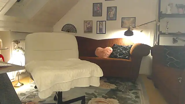 Snapshot of GinaBlonde chatting on November 15, 4:36 pm GinaBlonde online show from November 15, 4:36 pm