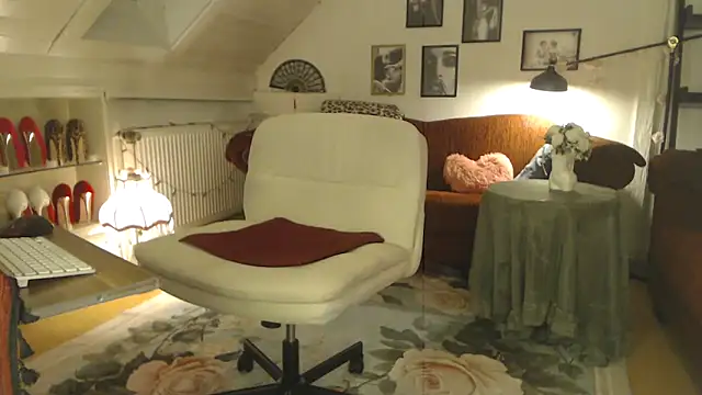 Snapshot of GinaBlonde chatting on March 12, 9:43 pm GinaBlonde online show from March 12, 9:43 pm