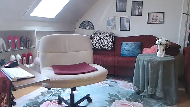 Snapshot of GinaBlonde chatting on March 14, 12:43 pm GinaBlonde online show from March 14, 12:43 pm