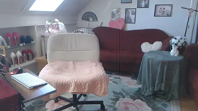 Snapshot of GinaBlonde chatting on June 25, 8:30 am GinaBlonde online show from June 25, 8:30 am