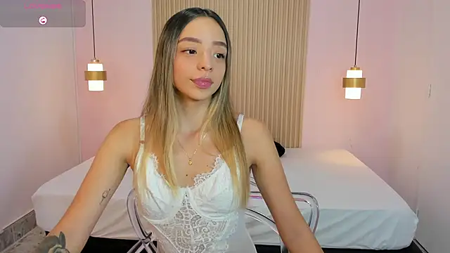 Snapshot of AliceRoss0 chatting on May 13, 8:16 pm AliceRoss0 online show from May 13, 8:16 pm