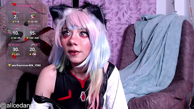 Snapshot of Alicedangerrr chatting on February 19, 1:51 am Alicedangerrr online show from February 19, 1:51 am