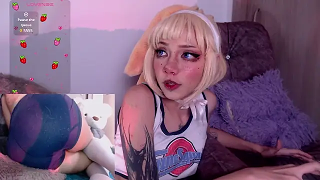 Snapshot of Alicedangerrr chatting on March 7, 4:02 am Alicedangerrr online show from March 7, 4:02 am