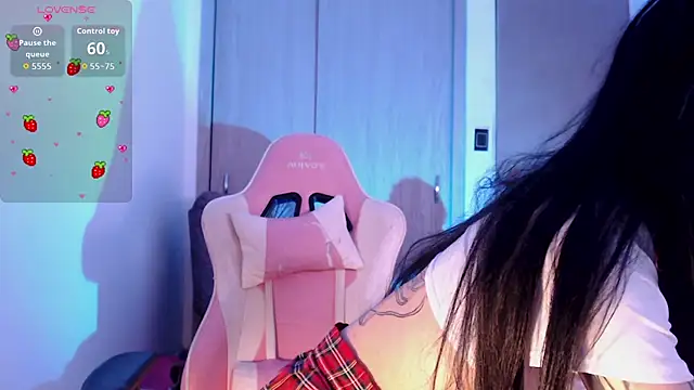 Snapshot of Alicedangerrr chatting on October 8, 9:34 pm Alicedangerrr online show from October 8, 9:34 pm