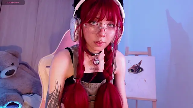 Snapshot of Alicedangerrr chatting on October 17, 4:59 am Alicedangerrr online show from October 17, 4:59 am