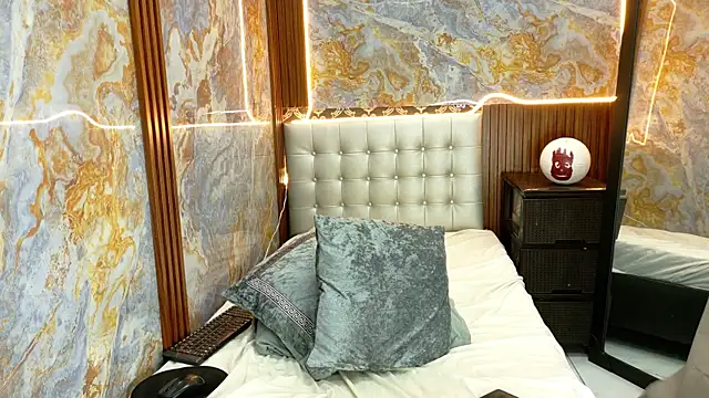 Snapshot of _Jessi29_ chatting on October 8, 10:40 pm Jessi29 online show from October 8, 10:40 pm