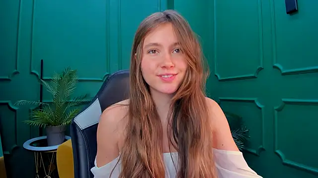 Snapshot of MaryannSoftt chatting on December 5, 3:39 pm MaryannSoftt online show from December 5, 3:39 pm