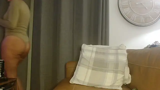 Snapshot of UKSYDNEYFOX chatting on January 23, 8:35 pm UKSYDNEYFOX online show from January 23, 8:35 pm