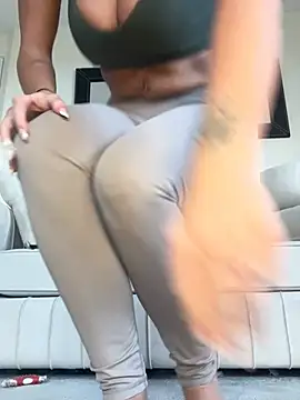 Snapshot of UKSYDNEYFOX chatting on February 24, 12:59 pm UKSYDNEYFOX online show from February 24, 12:59 pm