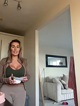 Snapshot of UKSYDNEYFOX chatting on February 24, 5:09 pm UKSYDNEYFOX online show from February 24, 5:09 pm