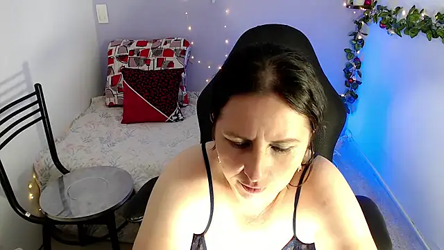 victoria jones online show from February 4, 6:49 pm