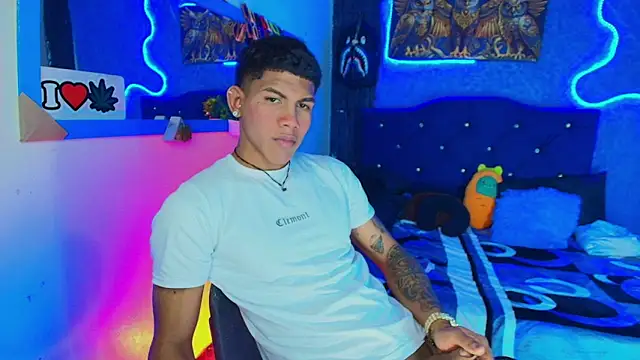 Snapshot of Damian_latinxxx chatting on January 28, 5:32 am Damian latinxxx online show from January 28, 5:32 am