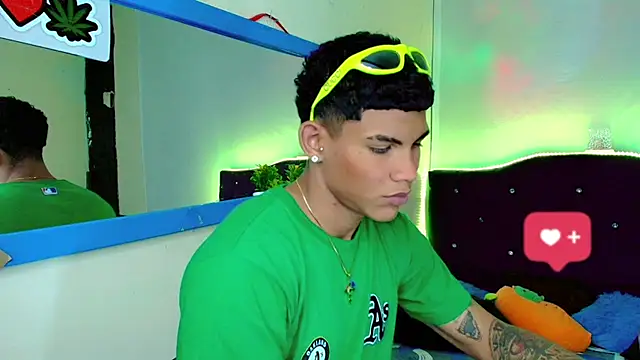 Snapshot of Damian_latinxxx chatting on February 3, 10:58 am Damian latinxxx online show from February 3, 10:58 am