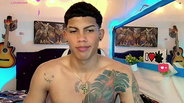 Snapshot of Damian_latinxxx chatting on February 7, 8:42 pm Damian latinxxx online show from February 7, 8:42 pm